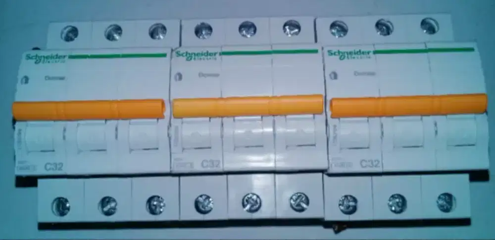 Mcb domae schneider 3phase 32a 3pcs baru