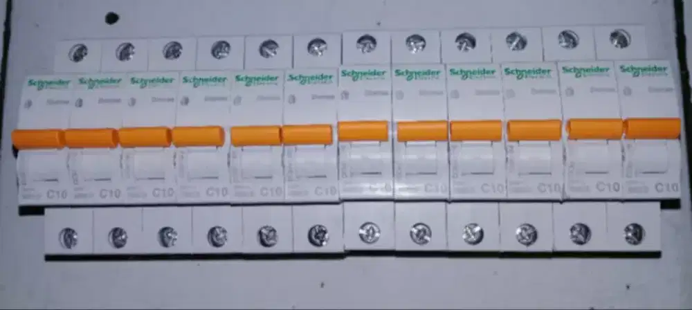 Mcb domae schneider 1phase 10a 12pcs baru