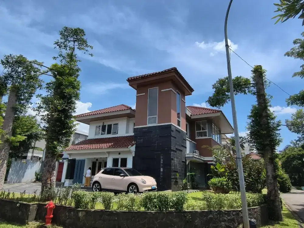 Rumah HOEK di Taman Giri Loka BSD City, bisa parkir 7 mobil