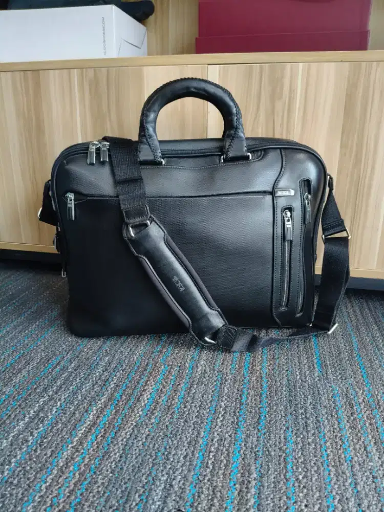 TUMI ARRIVE narita slim leather briefcase original asli