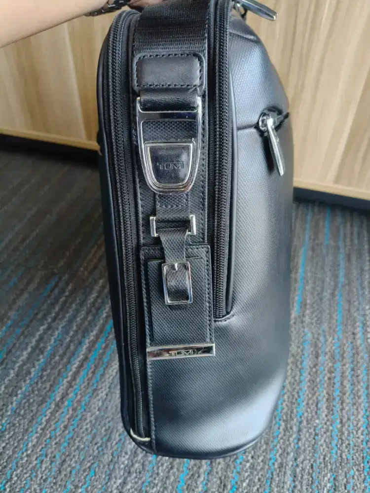 TUMI ARRIVE narita slim leather briefcase original asli