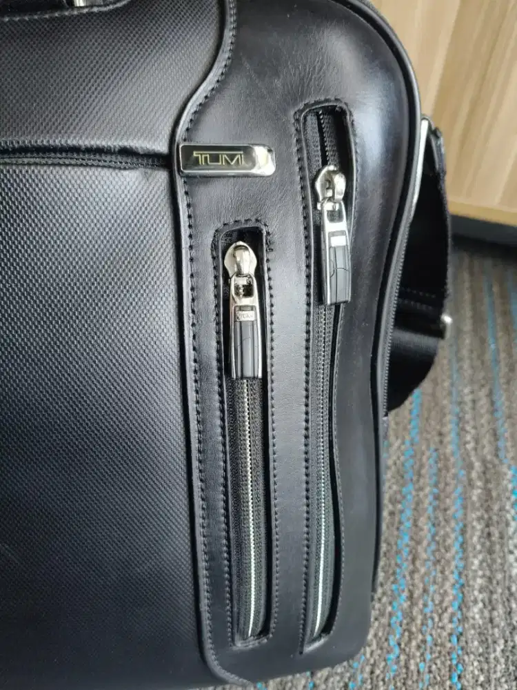 TUMI ARRIVE narita slim leather briefcase original asli