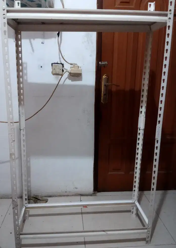 Rak Besi Siku berlubang