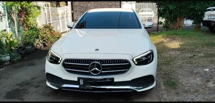 Mercedes benz e200 tahun 2022