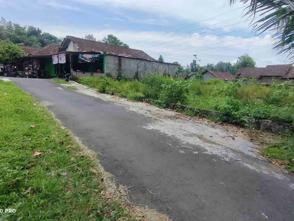 Tanah Tepi Jalan Aspal  View Persawahan dan Merapi Sleman Barat Yogyakarta