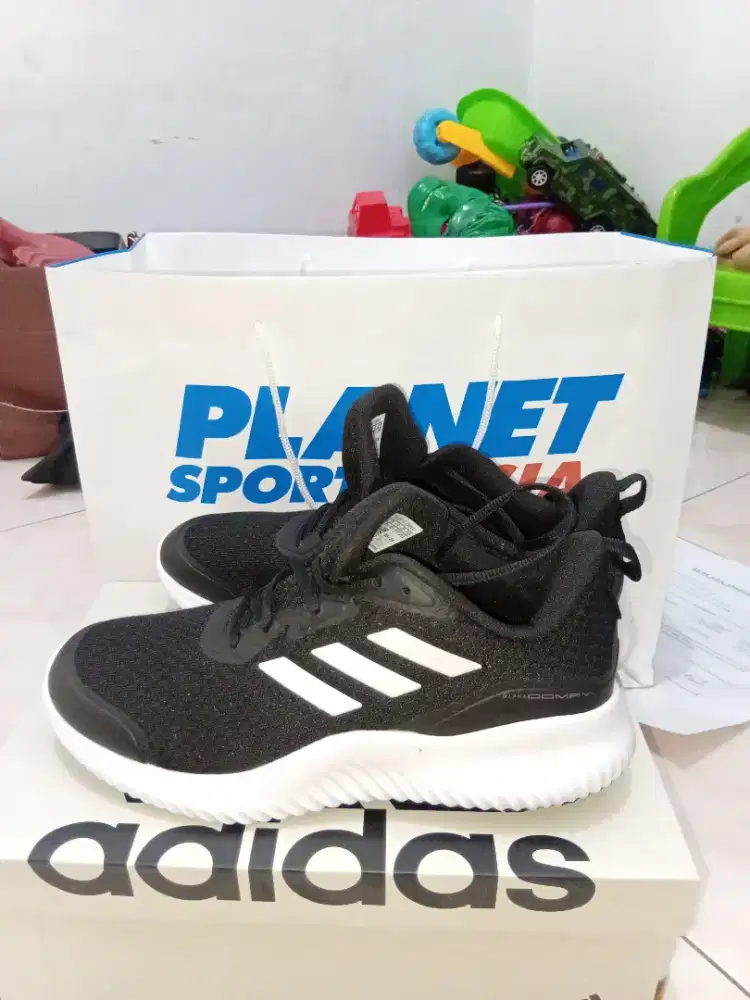 DIJUAL CEPAT! SEPATU ADIDAS SIZE 42 ORIGINAL