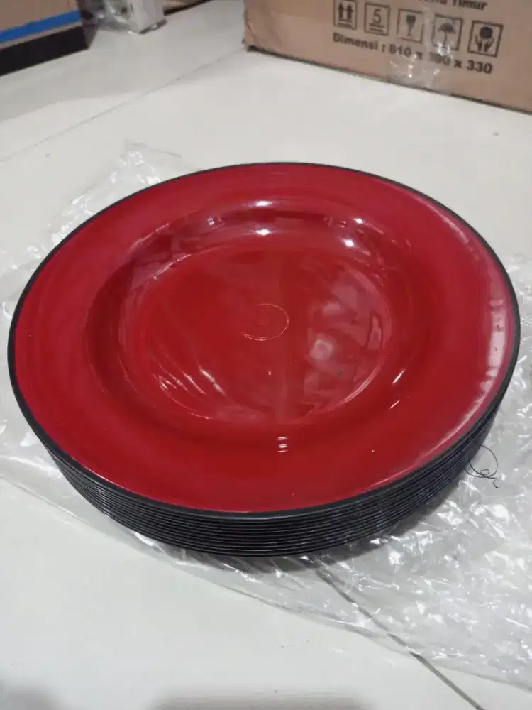 Piring ramen merah hitam datar