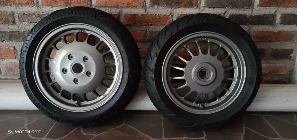 Velg V Rossi UNO + Ban Pirelli Vespa LX/LXV/S like New