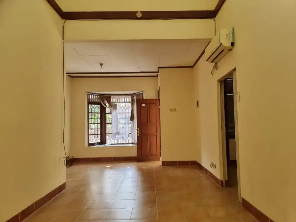 Dijual rumah lokasi bagus di Bintaro Sektor 5 dan harga Hotsale!