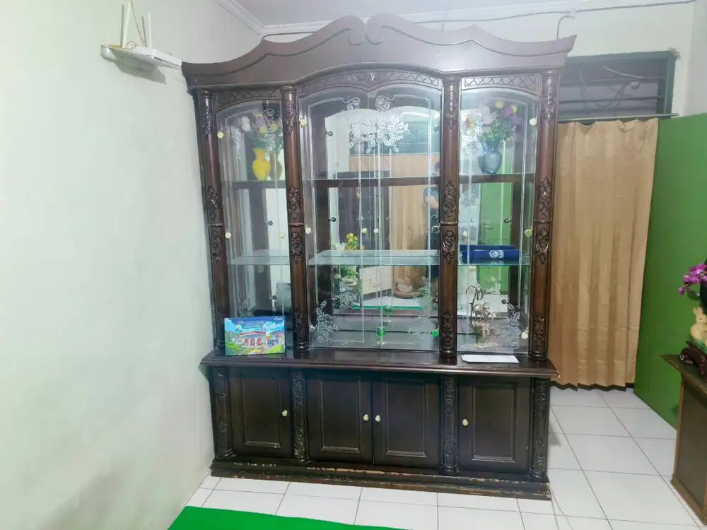 Lemari Hias Ruang Tamu Kayu Coklat – Siap Pakai