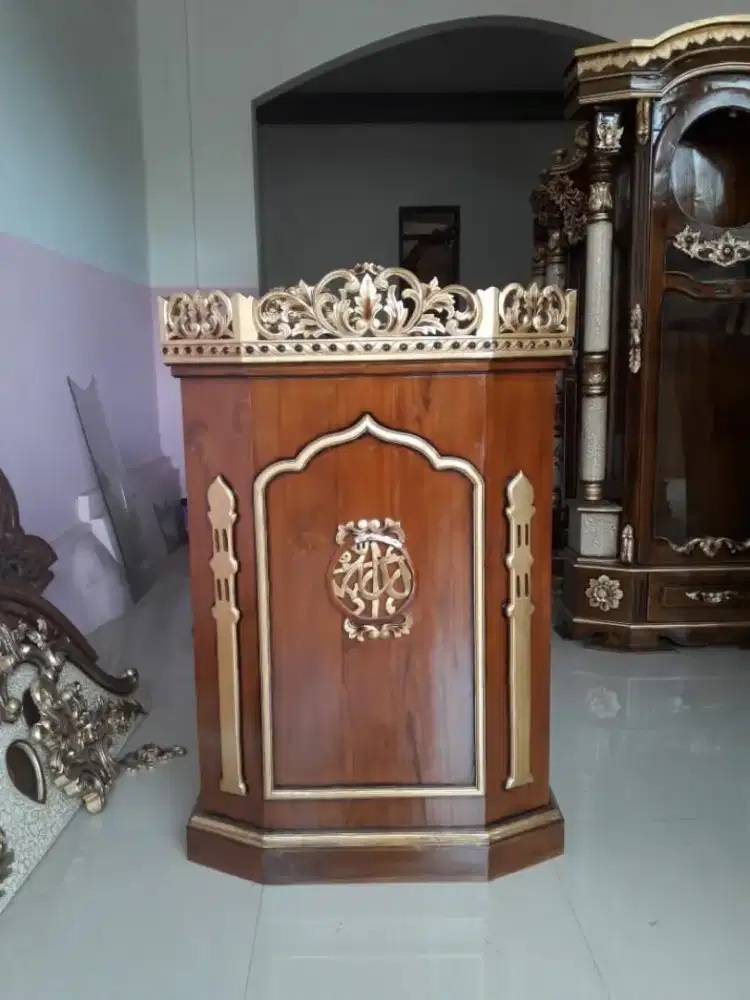 Mimbar kayu jati