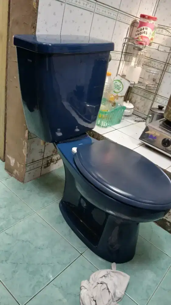 Kloset duduk bekas dan bidet merk TOTO belum di pasang