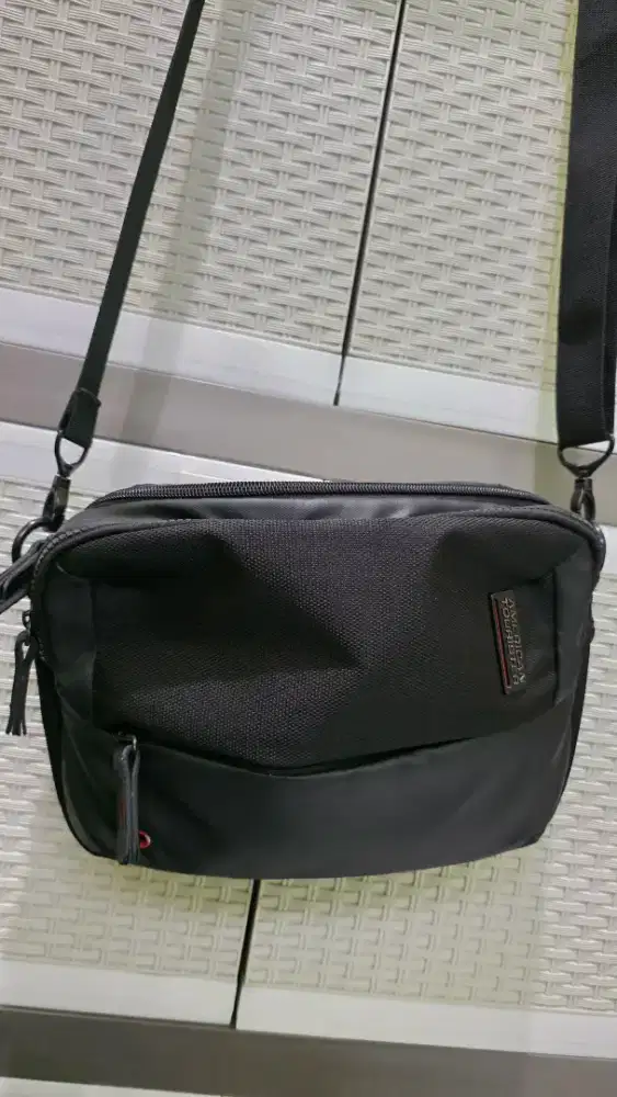 Tas selempang American Tourister