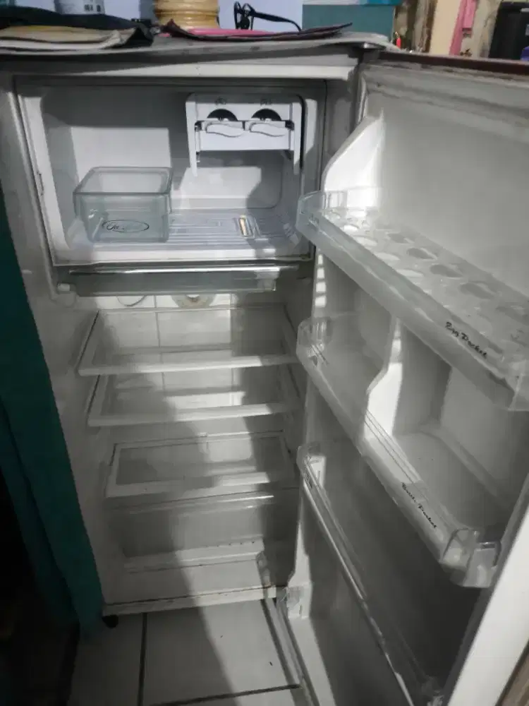 Kulkas pendingin Polytron 1 pintu