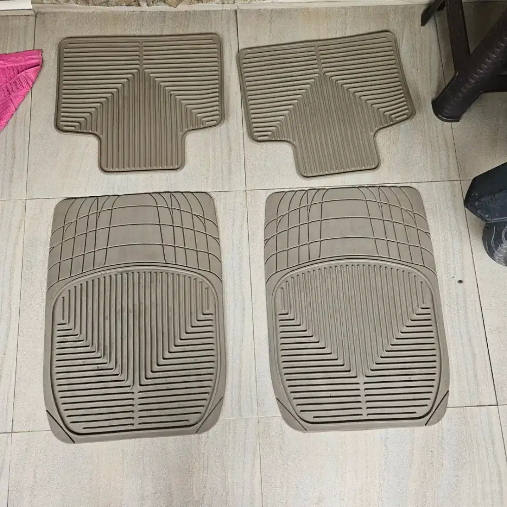 KARPET MOBIL UNIVERSAL 4 PCS UNTUK 2
BARIS