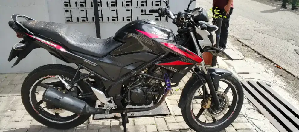 Honda CB 150 R STREET FIRE
2014