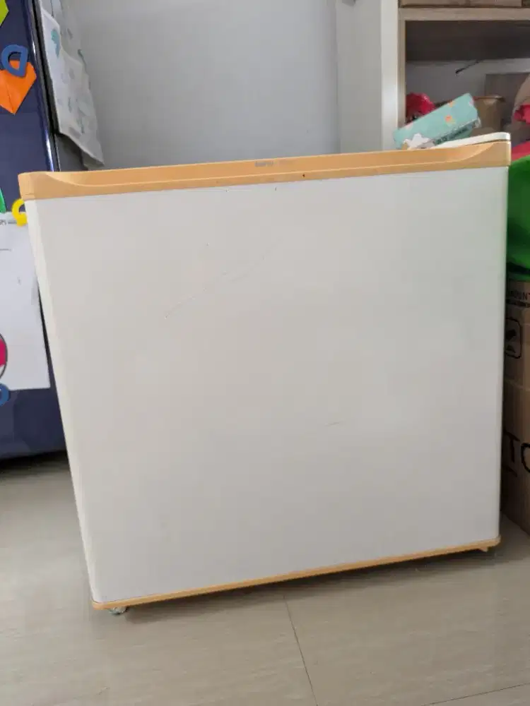 Kulkas mini bar merk Sanyo normal