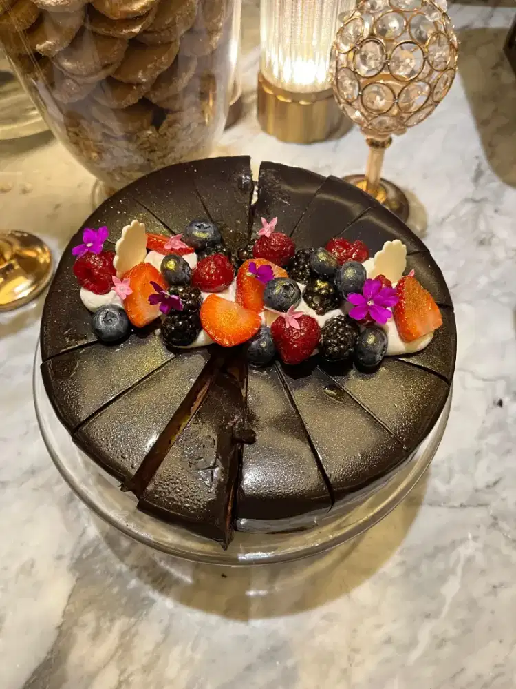 Dicari pengasuh & ART MENGINAP