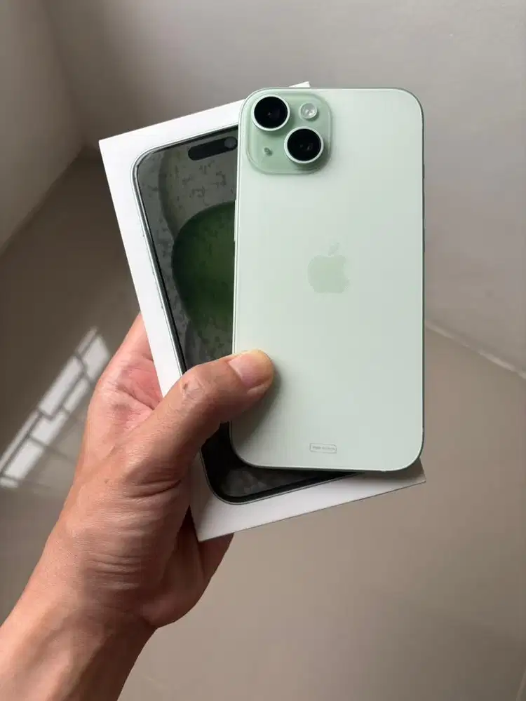 Iphone 15 garansi resmi on 2027, sebulan pake