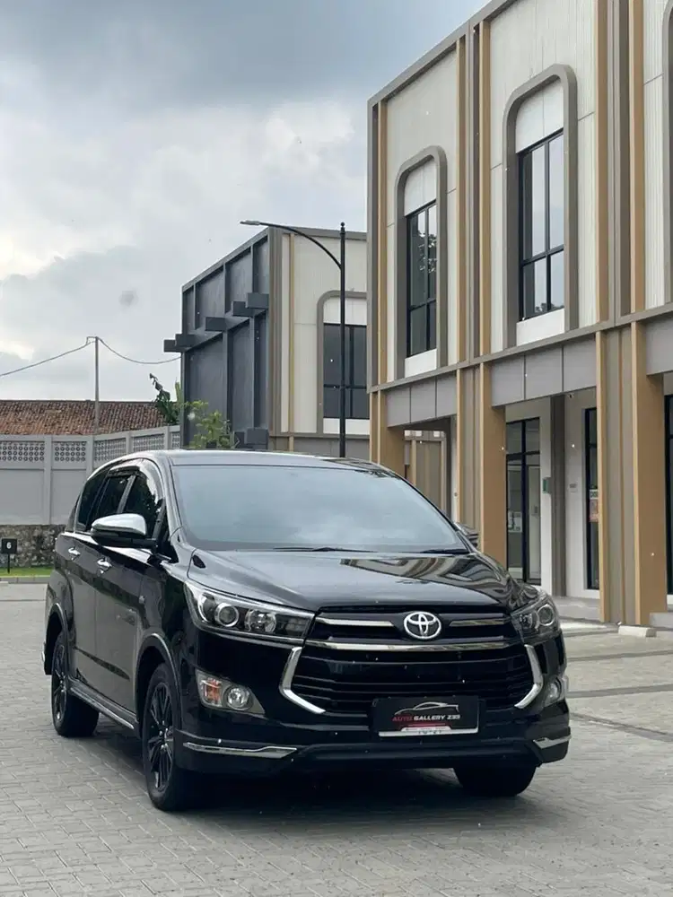 TOYOTA INNOVA VENTURER BENSIN 2017 LOW KM