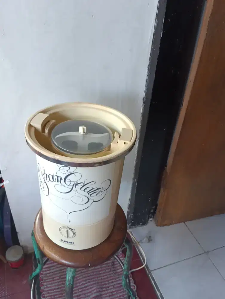 Ice cream maker/ es puter