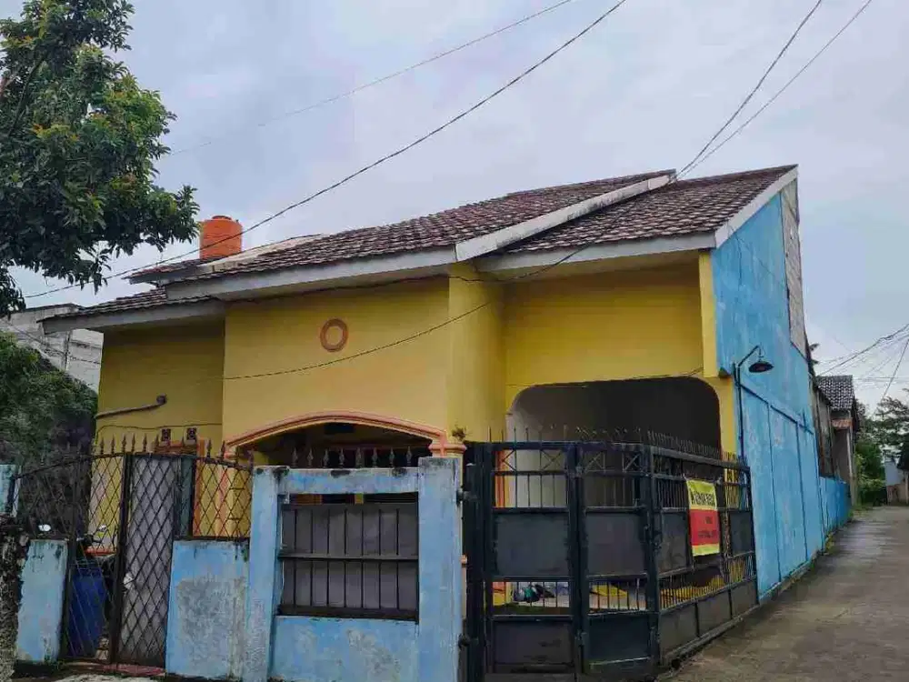 Di jual atau Di sewakan rumah dengan tanah luas dalam perumahan di Kalimulya Depok