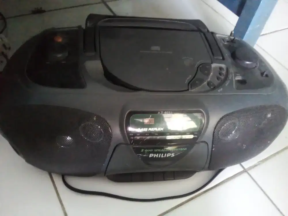 Tape, radio dan cd merk PHILIPS.