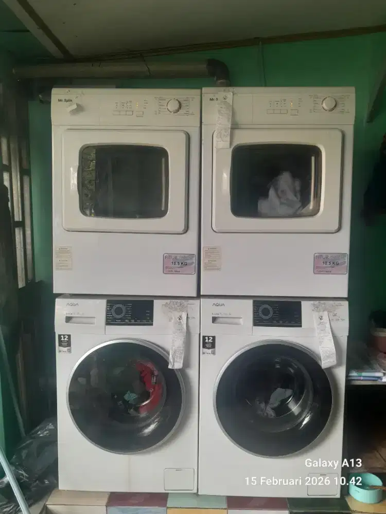 Karyawan Setrika Uap