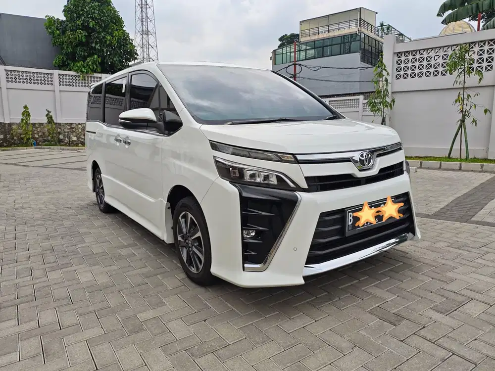 TOYOTA VOXY AT 2021 LIKE NEW