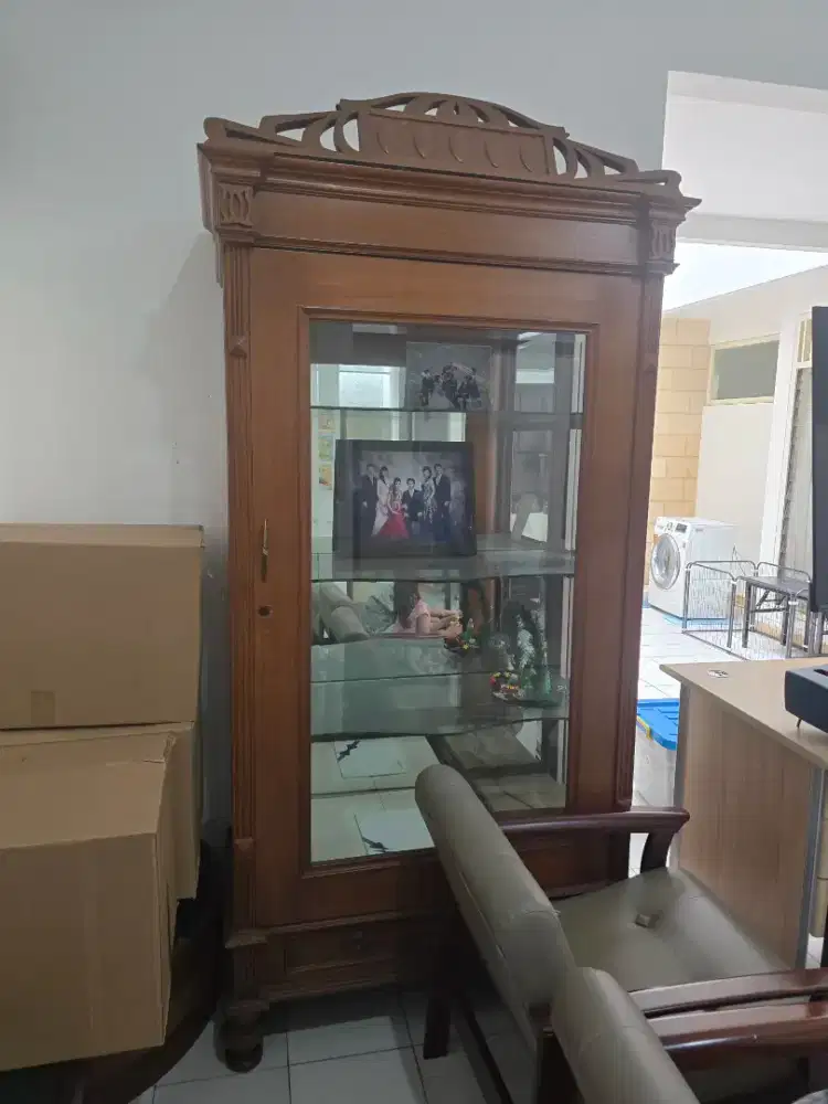 Lemari pajangan kayu dan kaca