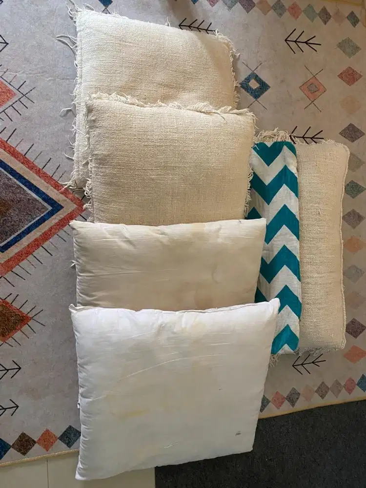 5 Bantal Kondisi Bagus