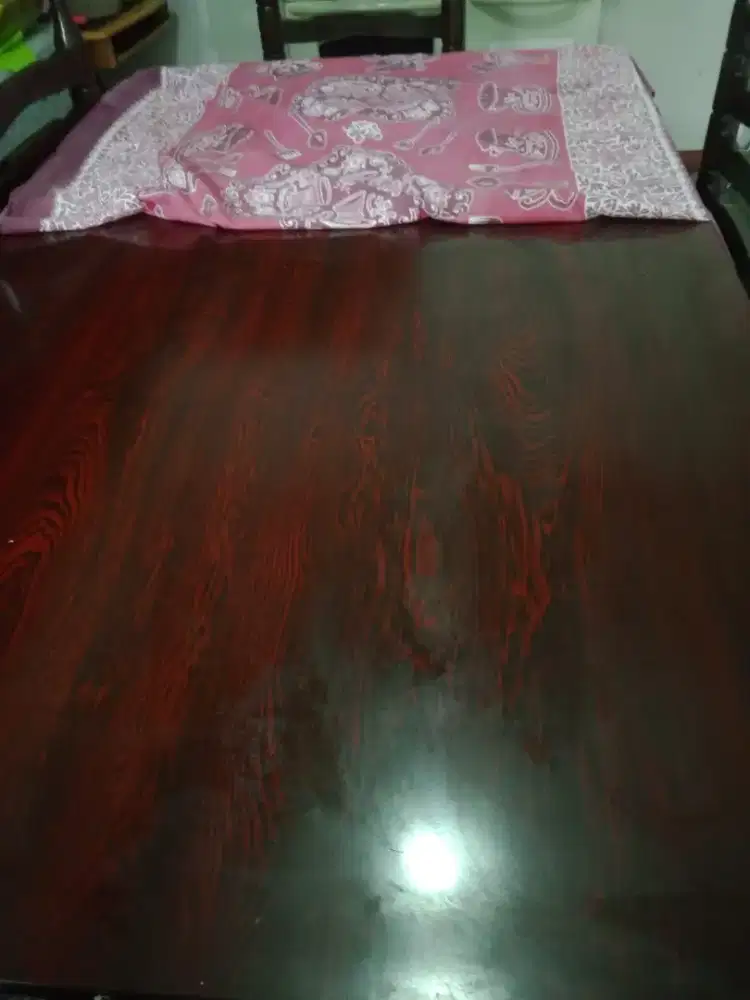 Setelan Meja Makan dan Kursi