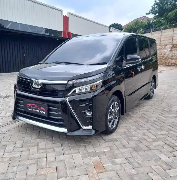 toyota voxy 2.0 AT 2021 hitam