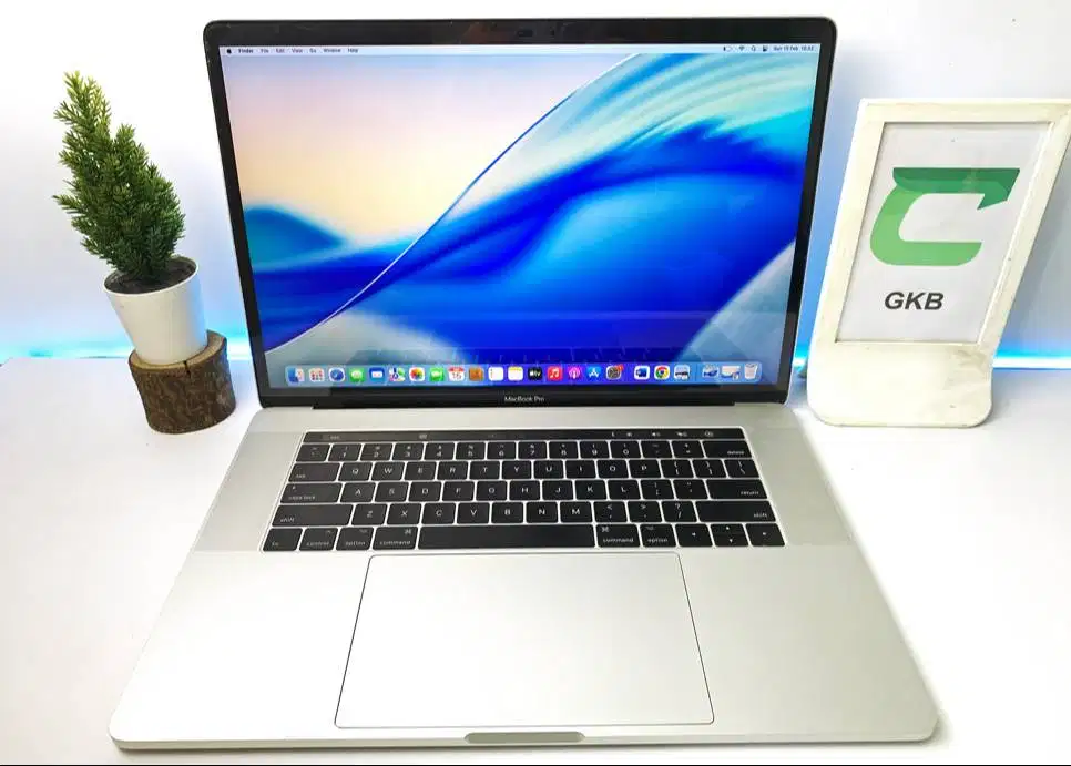MacBook Pro Retina Touchbar Touch ID Core i7 Ram 16gb dual VGA Mulus e