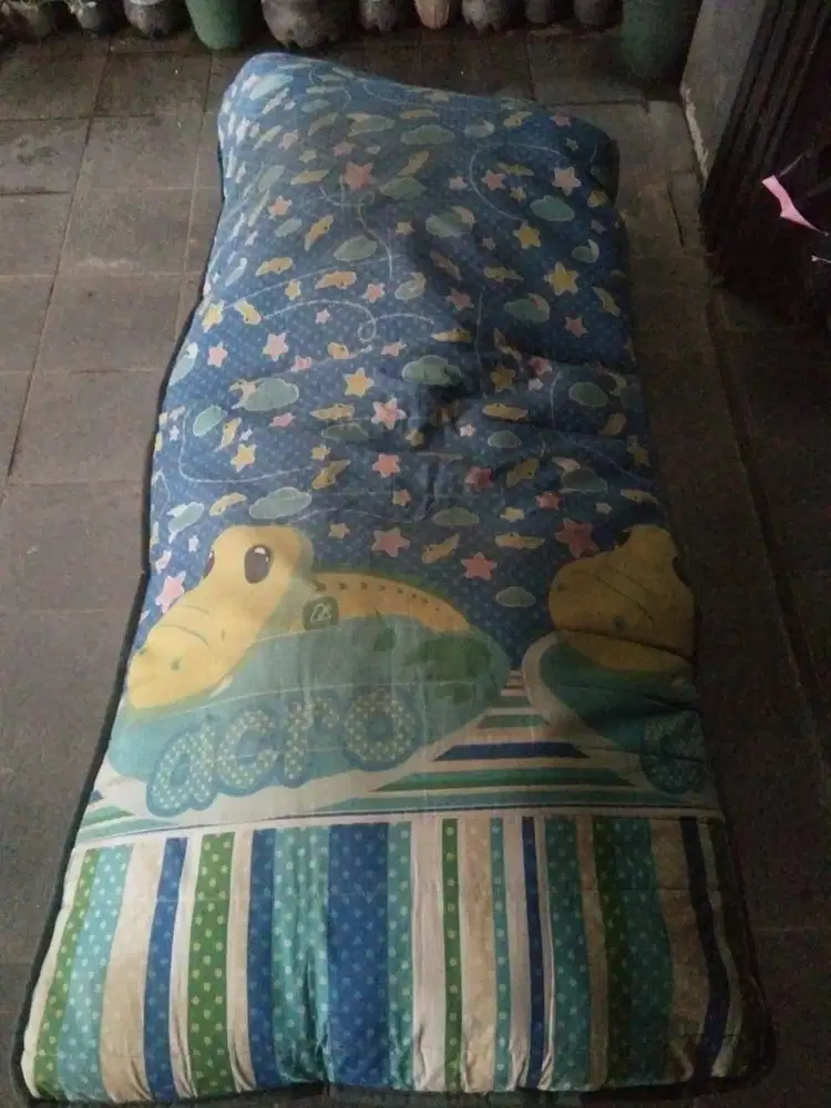 DIJUAL 1 Set Kasur Busa merk AIRLAND + Lemari Plastik 4 susun