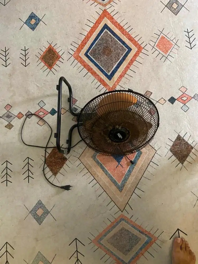 Kipas Angin Listrik Hitam