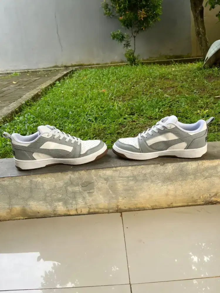 Sepatu sneakers puma v6 low like new sz 42 27cm