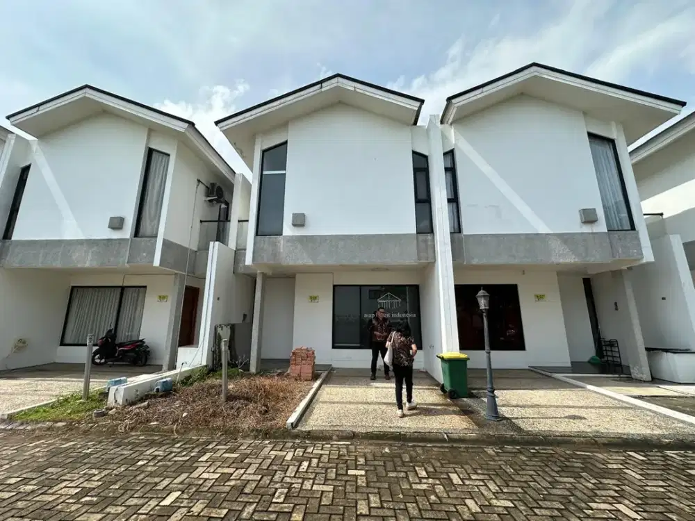 Dijual rumah depan kolam renang komplek Florista Garden Palembang
