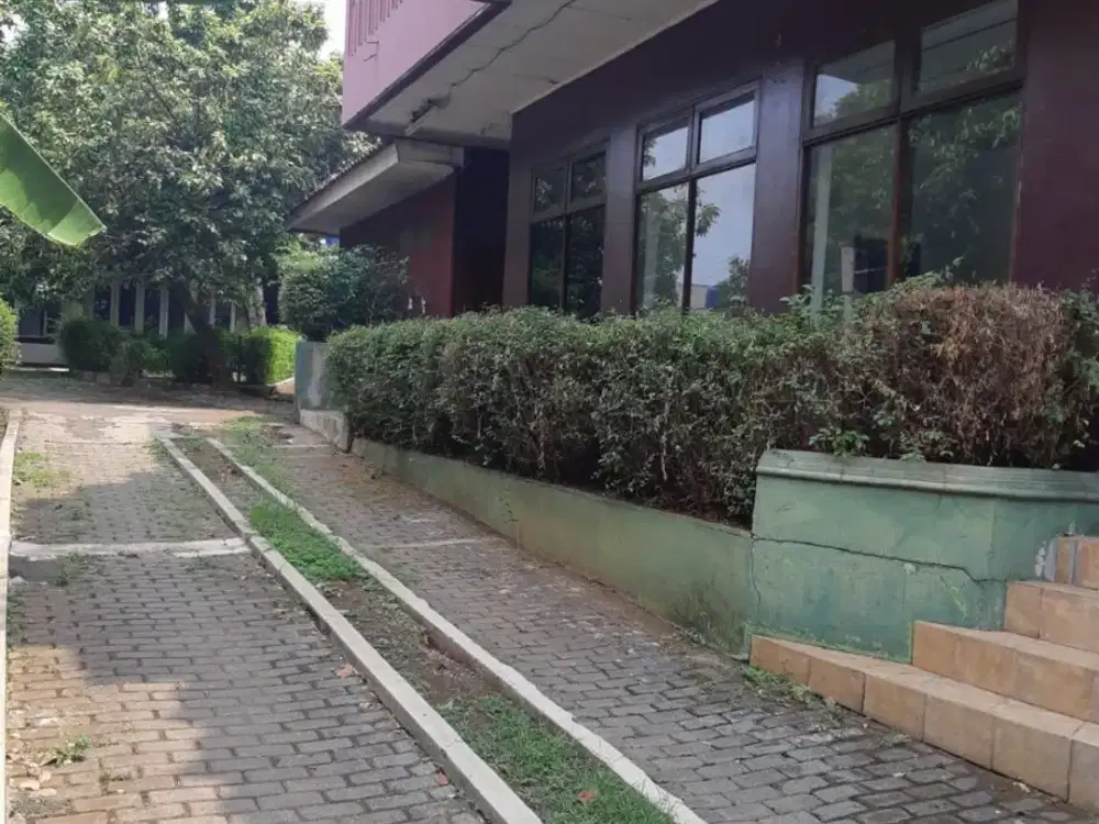 Rumah dengan Halaman Luas Pinggir Jalan Raya Kati Makmur Bekasi