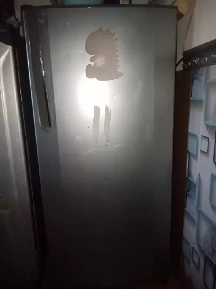 Di jual kulkas merk LG 1 Pintu kondisi apa adanya frezeer dingin