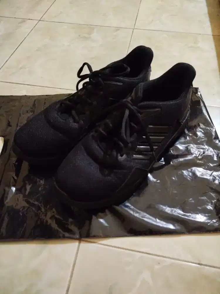 Sepatu Sneakers Hitam