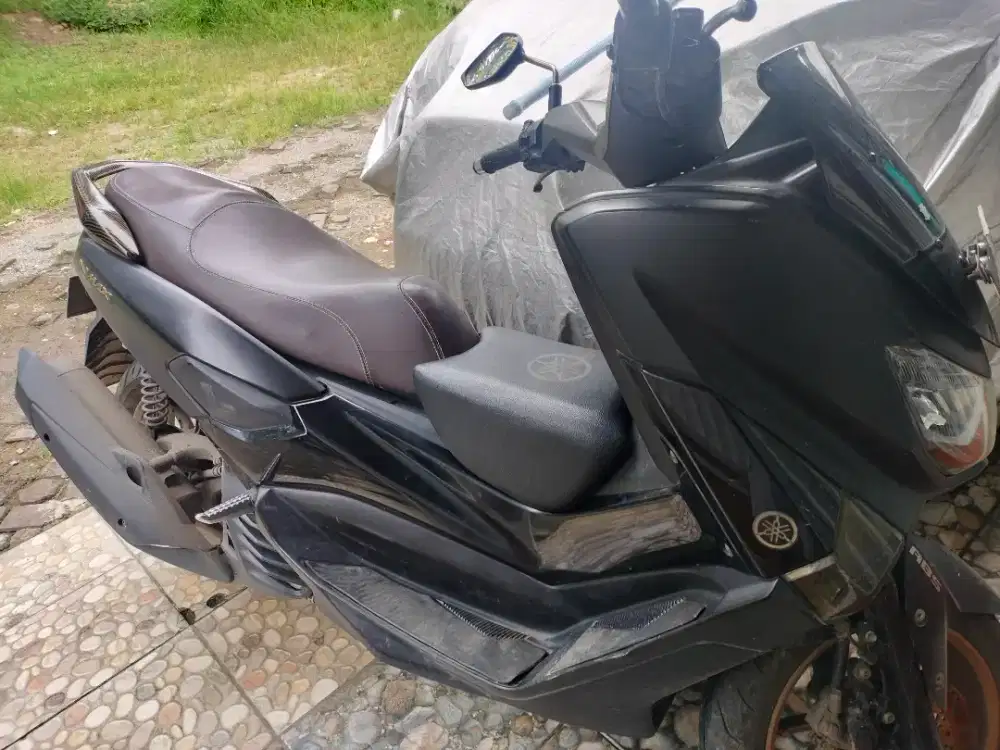 Nmax 2018 warna hitam pemakaian pribadi