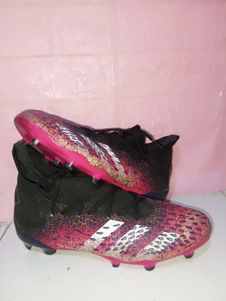 Sepatu Bola Adidas Predator Freak .3FG
