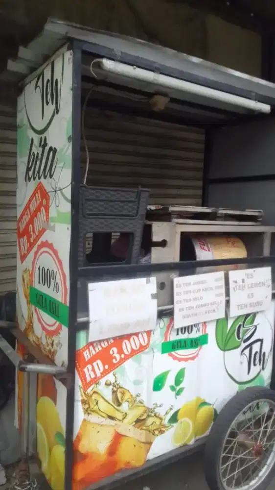 Gerobak es teh beserta lapak