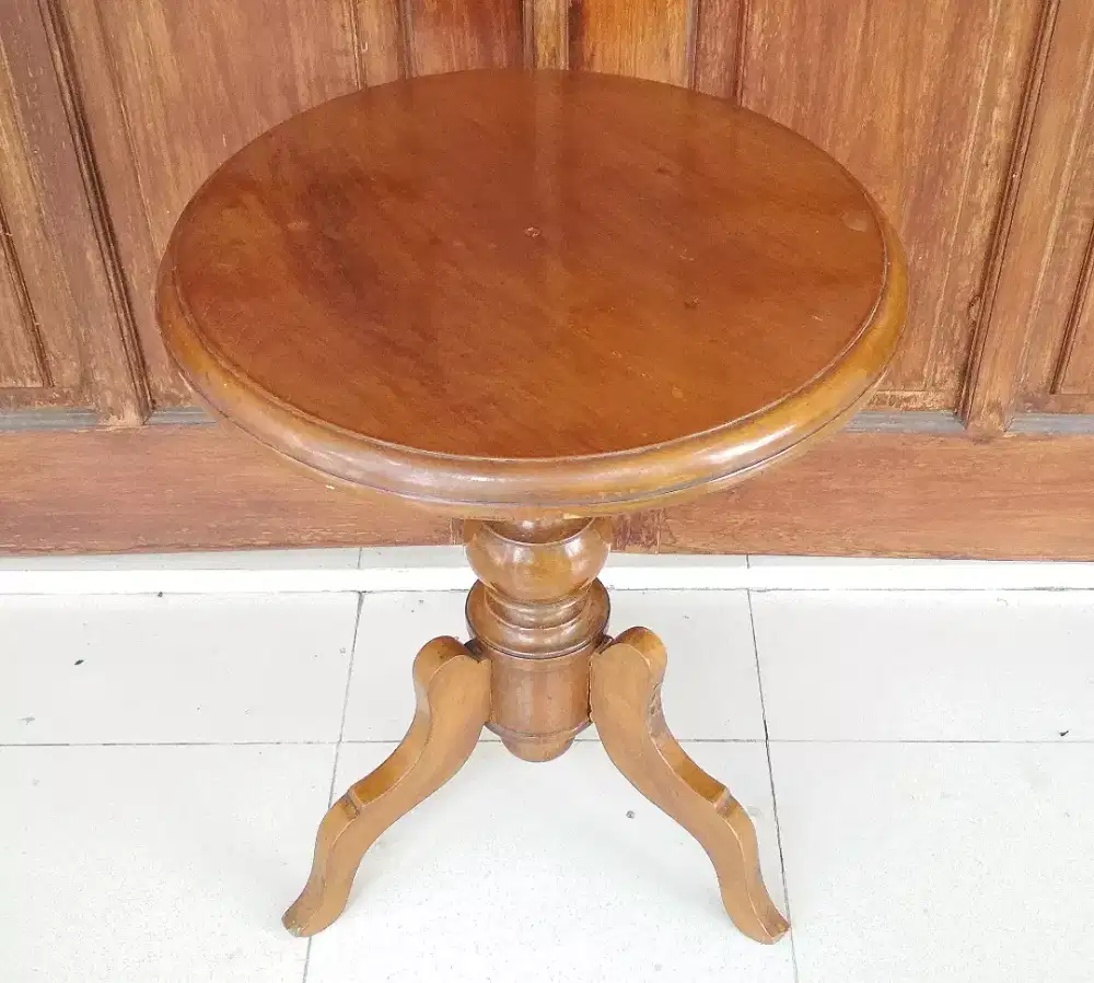 Meja Bulat Hias Lawasan (Vintage)
