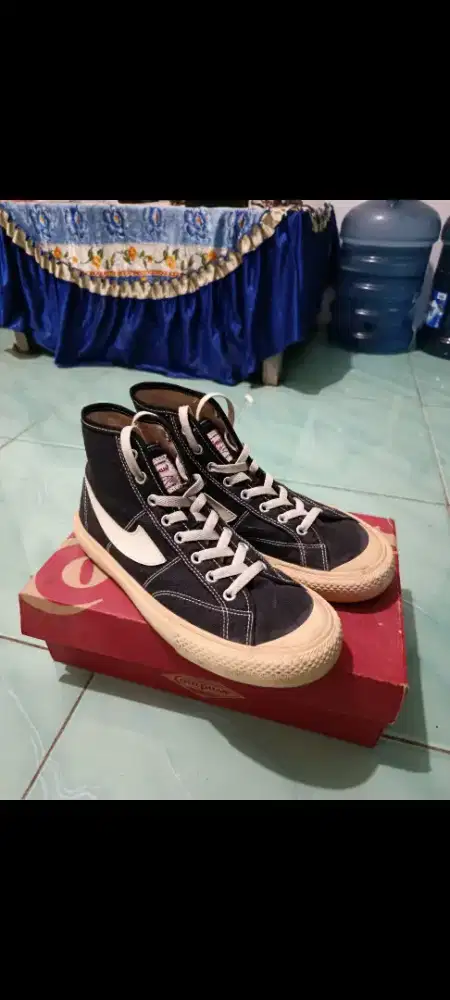 sepatu compasss