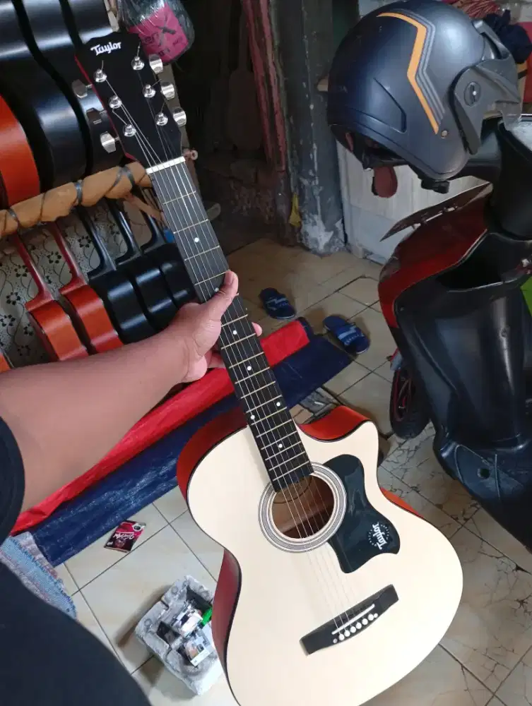 Gitar akustik Taylor