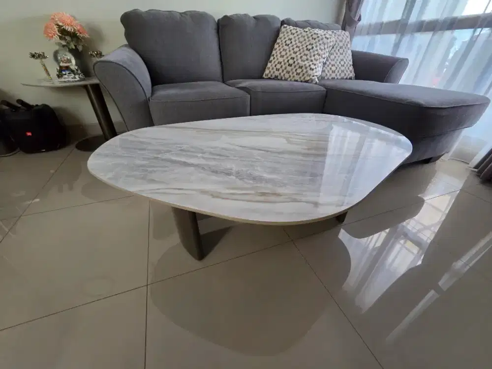 Dijual Meja Ruang Tamu ex Informa (Meja Besar dan Meja Kecil)