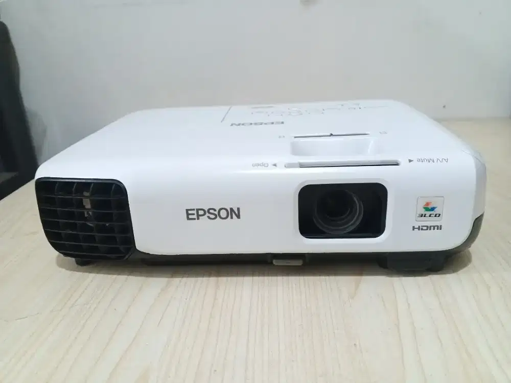 Proyektor epson eb s200 HDMI