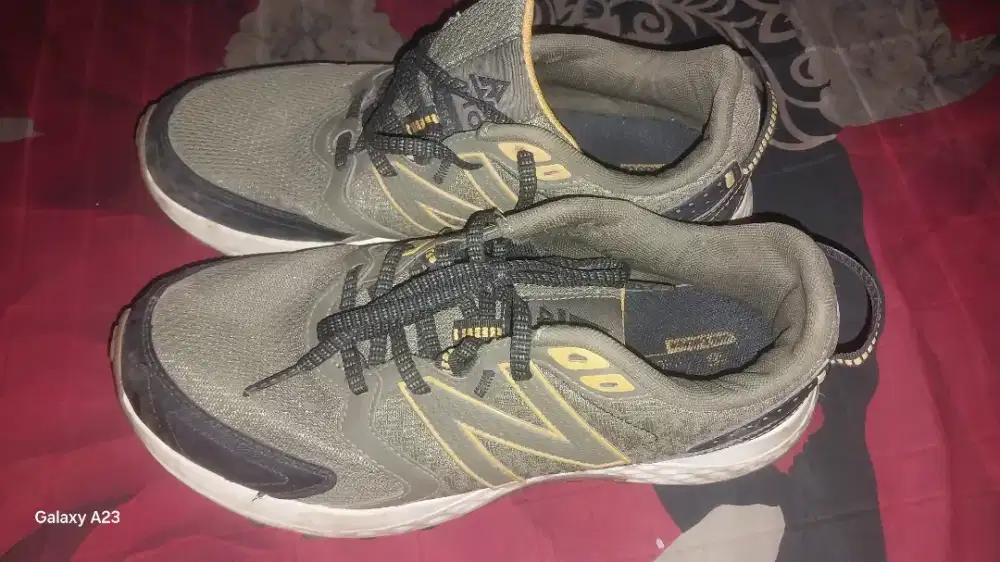 Sepatu New balance MT410